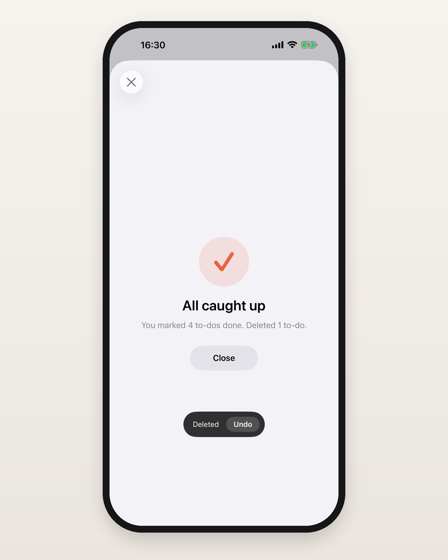 סוף הסקירה ב-Routines ל-iPhone: סימן וי כתום בתוך עיגול רך, הכותרת All caught up, השורה You marked 4 to-dos done ואחריה Deleted 1 to-do, כפתור Close, ופס Deleted כהה עם כפתור Undo.