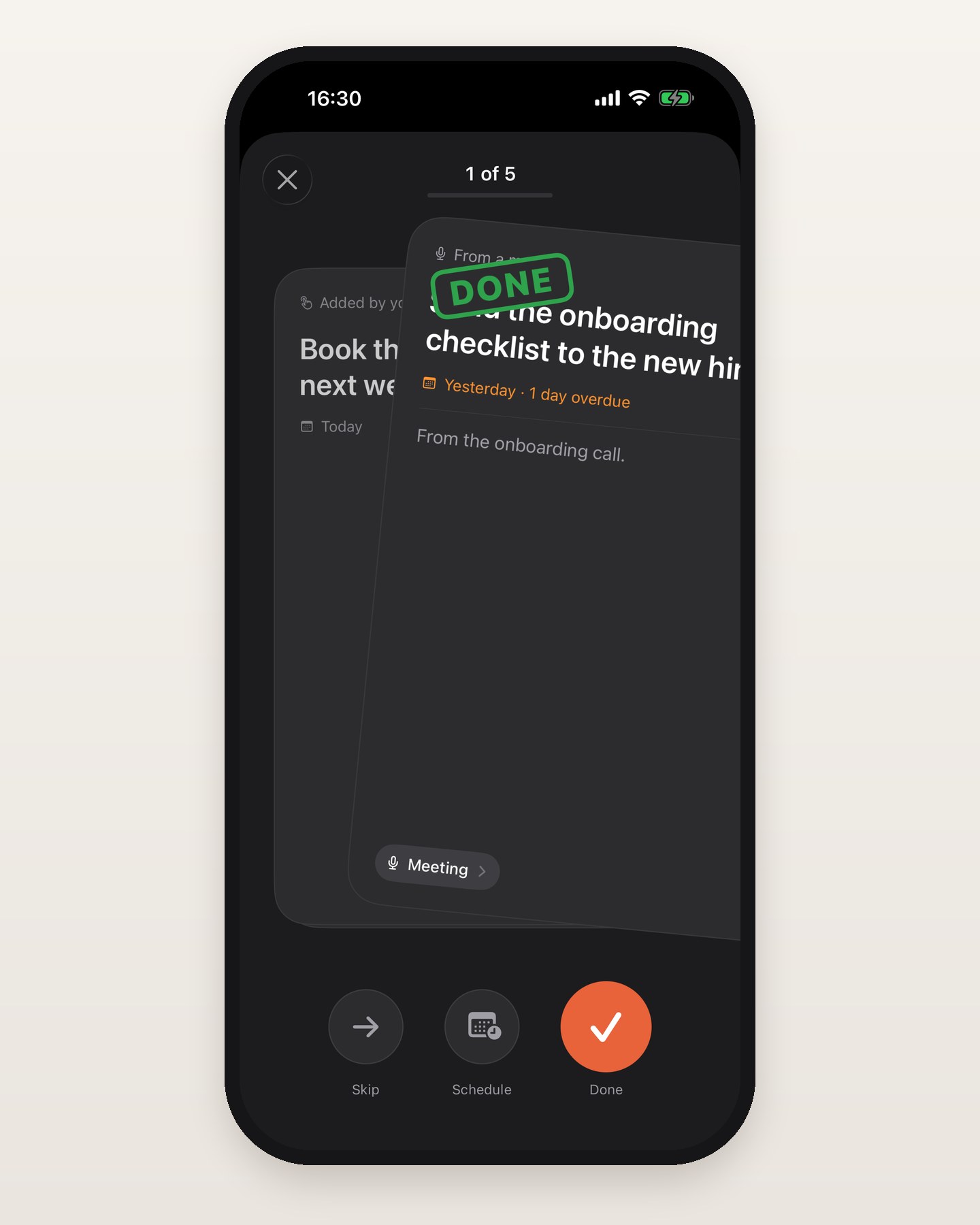 סקירת המשימות במצב כהה: כרטיס כהה שכתוב בו Send the onboarding checklist to the new hire, נגרר ימינה עם חותמת DONE ירוקה, מעל הכרטיס הבא, Book the dentist for next week.