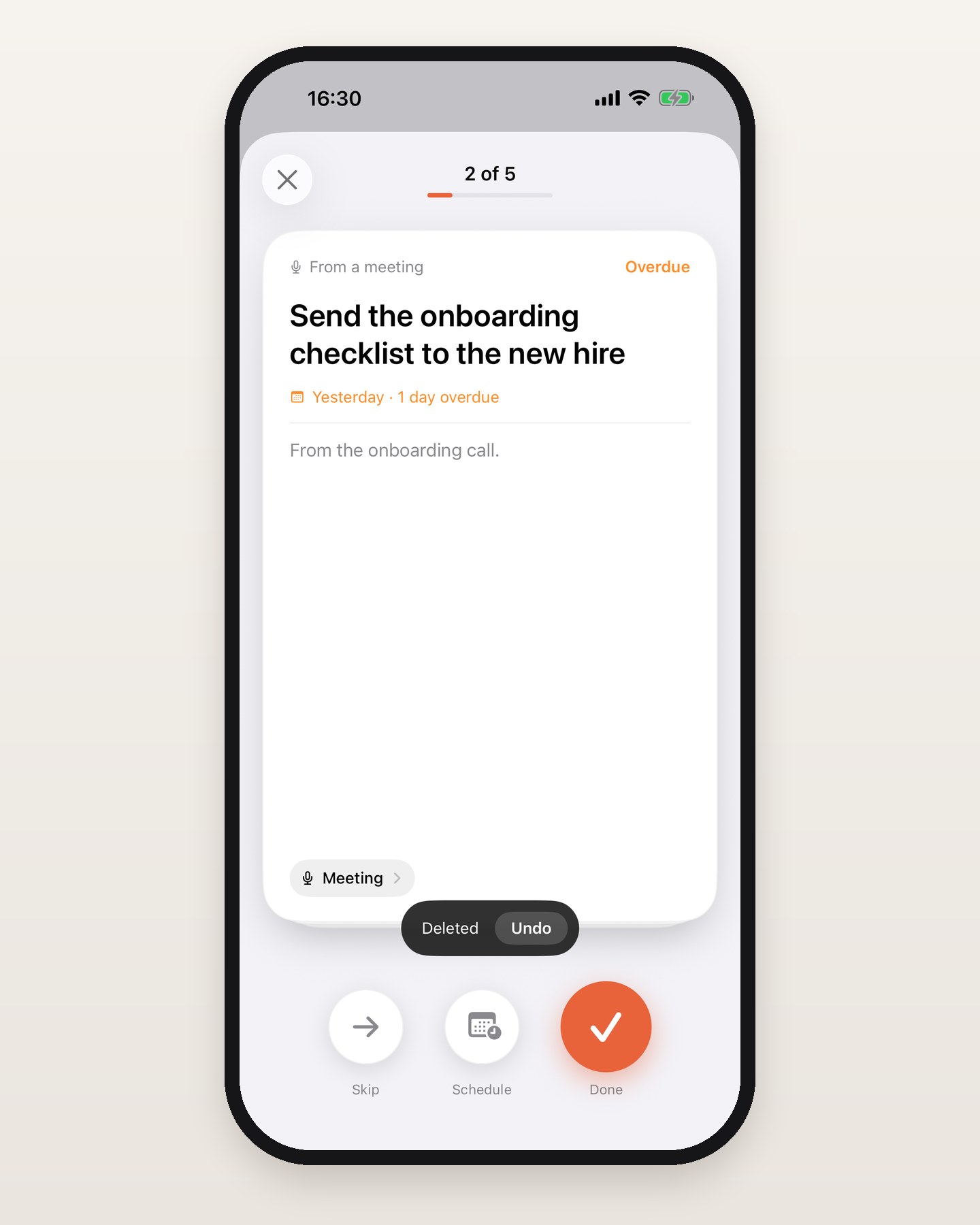 הכרטיס הבא, Send the onboarding checklist to the new hire, במונה 2 of 5 אחרי החלקה למעלה, עם פס Deleted כהה וכפתור Undo מעל כפתורי Skip, Schedule ו-Done.