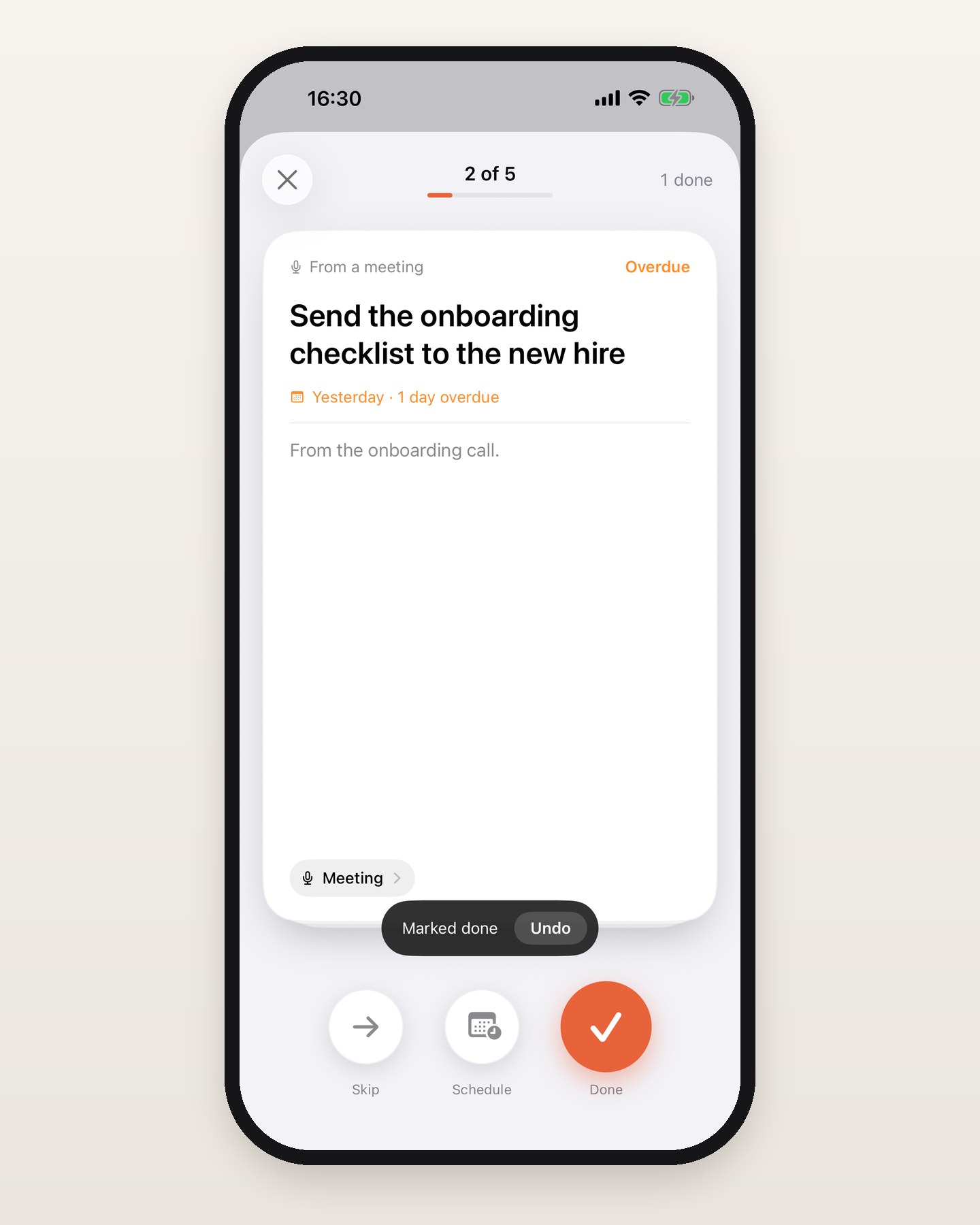 כרטיס משימה עם התוויות From a meeting ו-Overdue, שכתוב בו Send the onboarding checklist to the new hire, עם ההערה From the onboarding call, תגית Meeting, ופס Marked done כהה עם כפתור Undo.