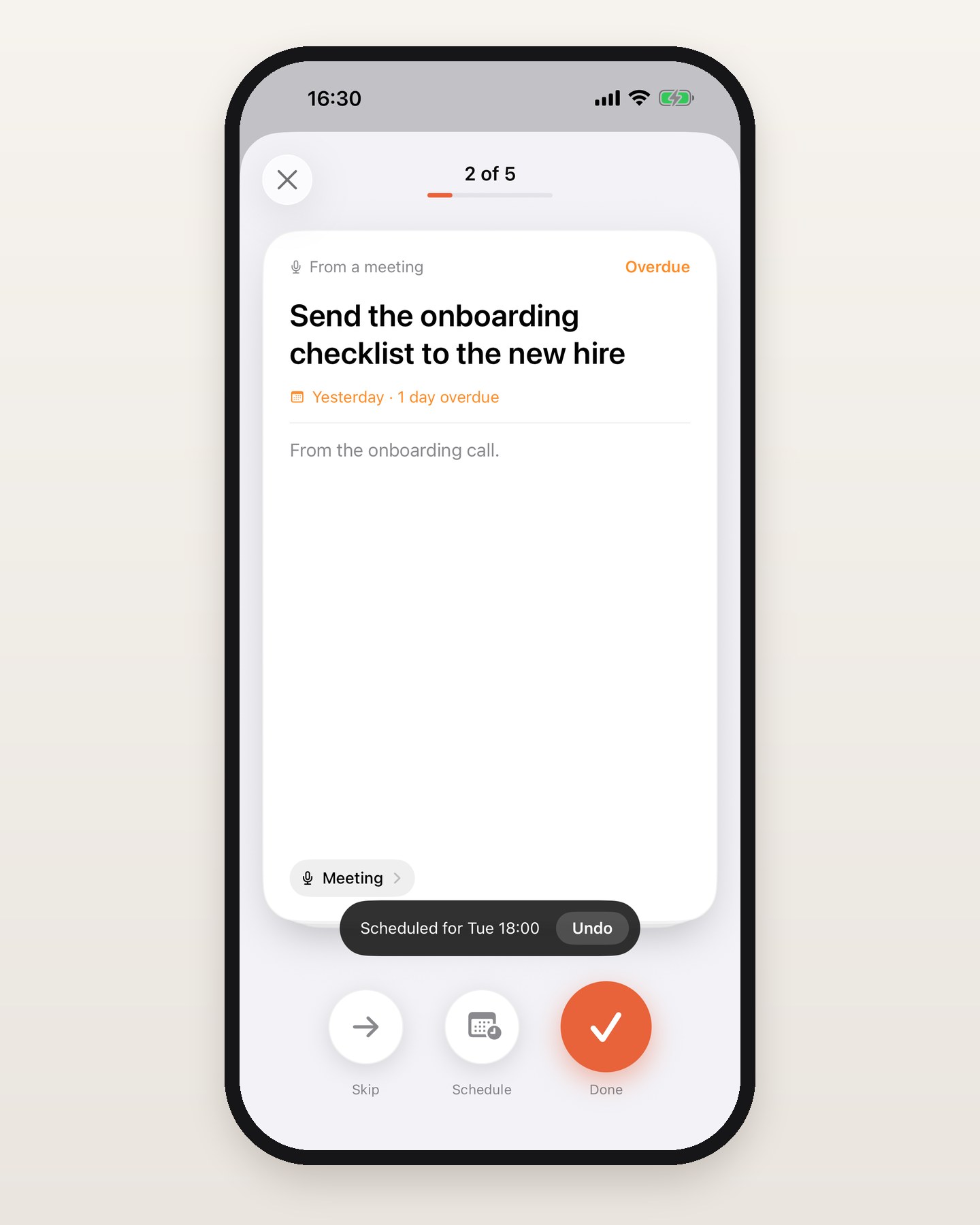 כרטיס משימה עם התוויות From a meeting ו-Overdue, שכתוב בו Send the onboarding checklist to the new hire, עם פס כהה Scheduled for Tue 18:00 וכפתור Undo מעל כפתורי Skip, Schedule ו-Done.