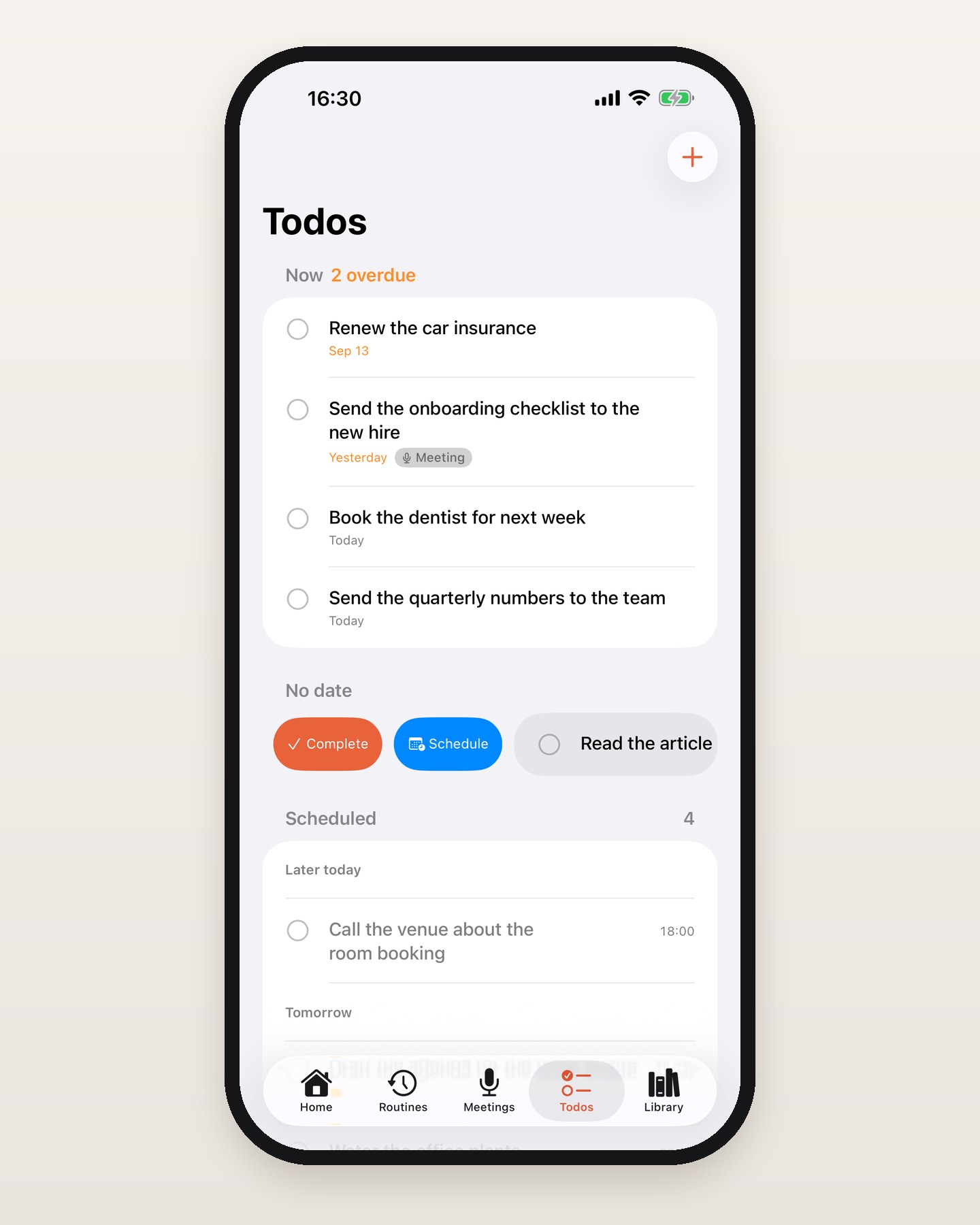 שורה בלשונית Todos ב-Routines ל-iPhone שנגררה ימינה, עם כפתור Complete כתום וכפתור Schedule כחול לצד Read the article you saved on deep work.