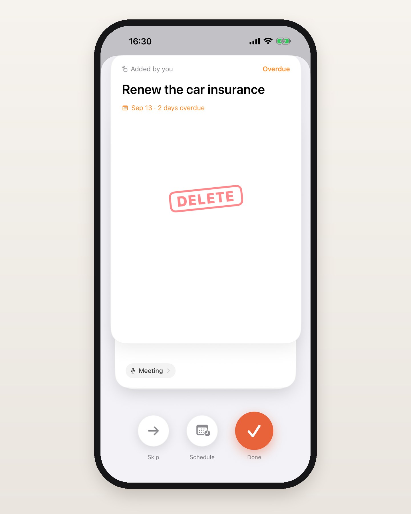 כרטיס משימה שכתוב בו Renew the car insurance, נגרר למעלה לכיוון ראש המסך עם חותמת DELETE אדומה, בלי המונה וכפתור הסגירה, כשהכרטיס הבא מציץ מתחתיו וכפתורי Skip, Schedule ו-Done למטה.