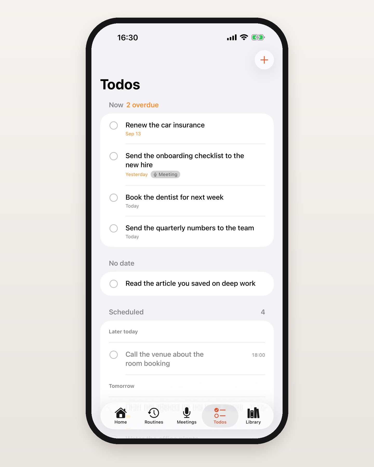 לשונית Todos ב-Routines ל-iPhone, מחולקת ל-Now, No date ו-Scheduled, עם שורות כמו Renew the car insurance, Send the onboarding checklist to the new hire עם תגית Meeting, ו-Book the dentist for next week.