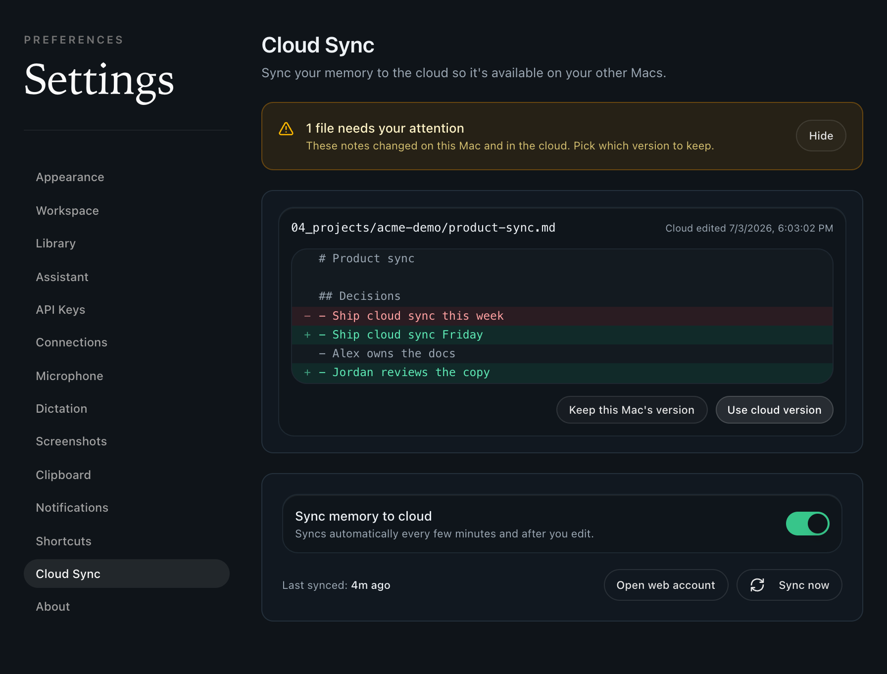 חלון ההגדרות של Cloud Sync ב-Routines עם המתג Sync memory to cloud דלוק, זמן הסנכרון האחרון, וכרטיס התנגשות שמציג השוואת שורות בסגנון GitHub עבור הערת markdown בשם product-sync, לצד הכפתורים Keep this Mac’s version ו-Use cloud version