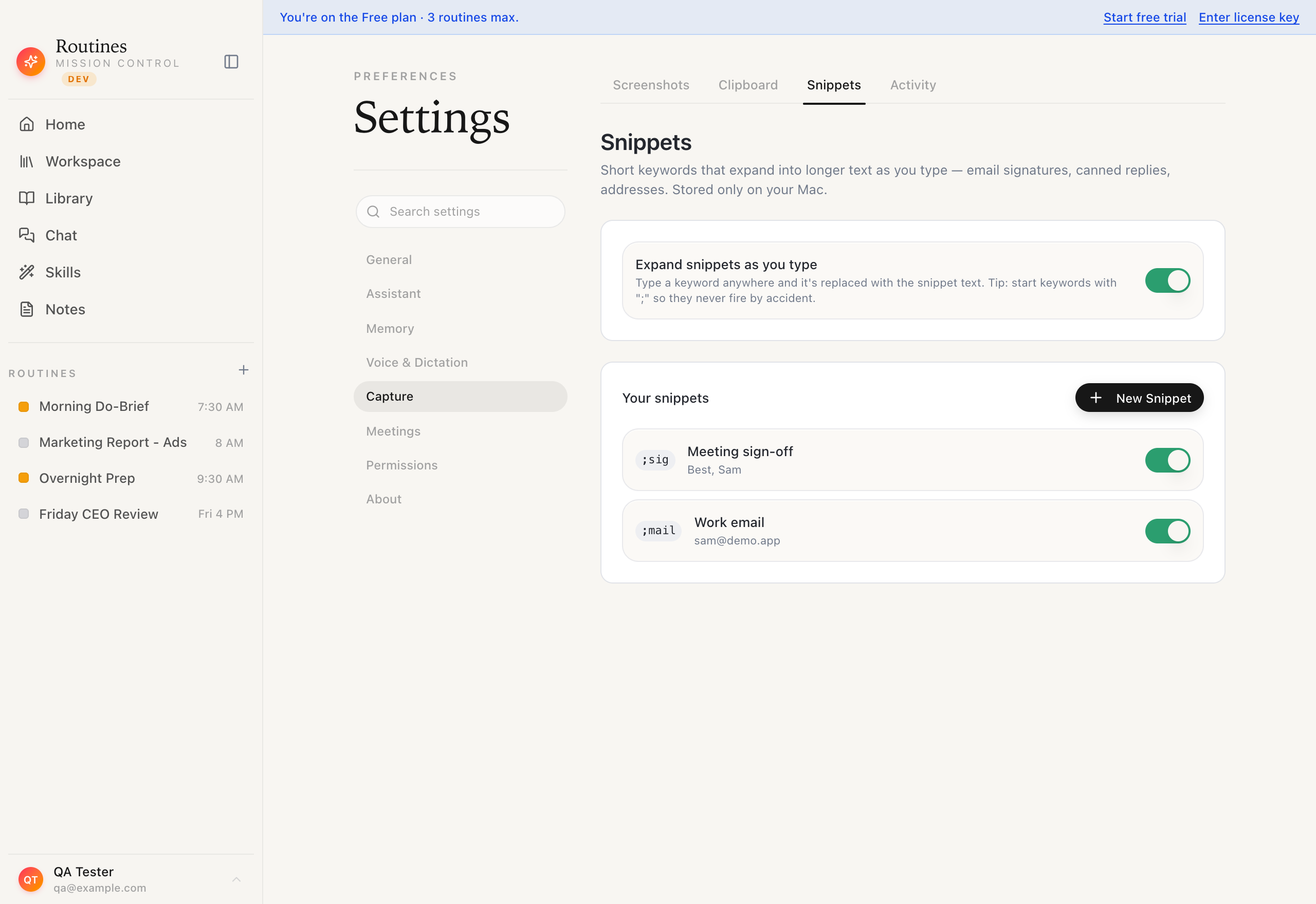 חלונית ההגדרות Snippets ב-Routines ל-macOS, עם רשימת מילות מפתח להרחבת טקסט שכל אחת מתחילה בנקודה ופסיק, לצד הטקסט שהן מתרחבות אליו, ומתג ראשי להפעלה ולכיבוי של היכולת